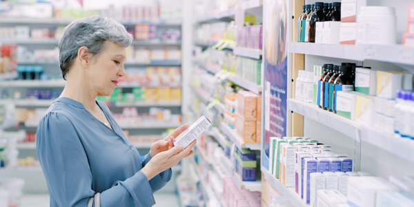 Kvinde står med D-vitamin produkter i hånden