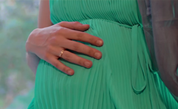 Gravid kvinde holdes på maven