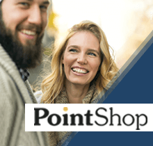 Usmívající se pár středního věku a logo PointShop
