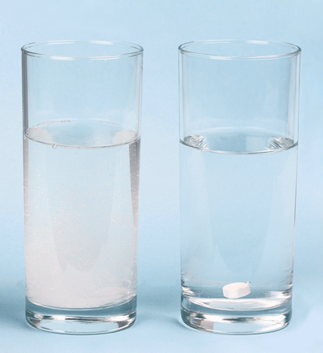 To glas vand med henholdvis Bio-Magnesium og et konkurrerende præparat