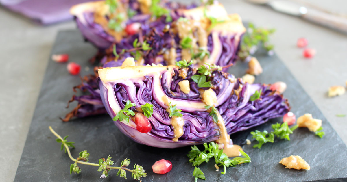 Spidskål bagt og med dressing af tahin og miso